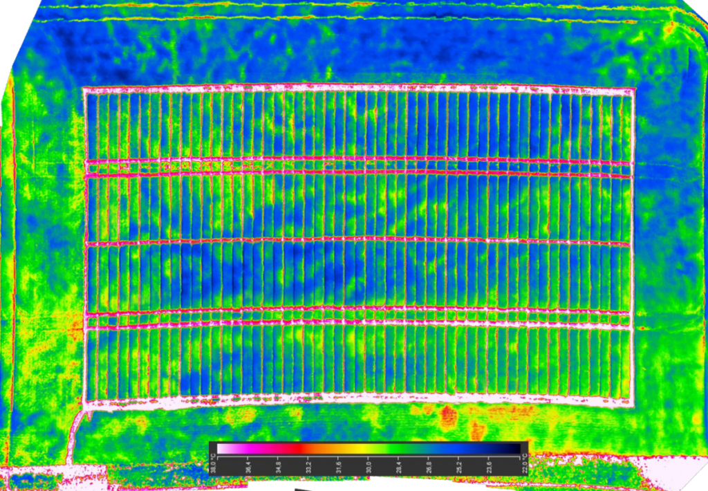 Mappa termica da drone di un campo con zone a diversa temperatura della vegetazione